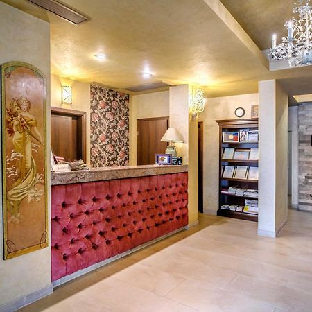 Simfonia Boutique Hotel Рымнику-Вылча Экстерьер фото