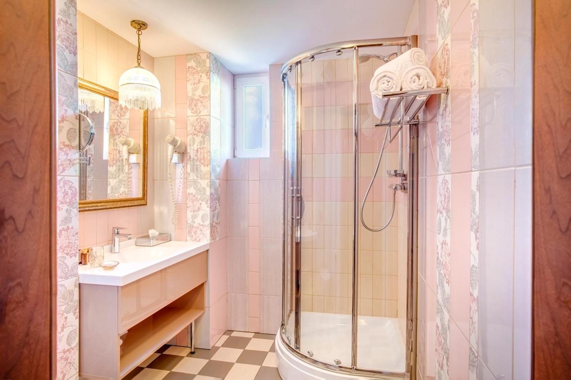 Simfonia Boutique Hotel Рымнику-Вылча Экстерьер фото