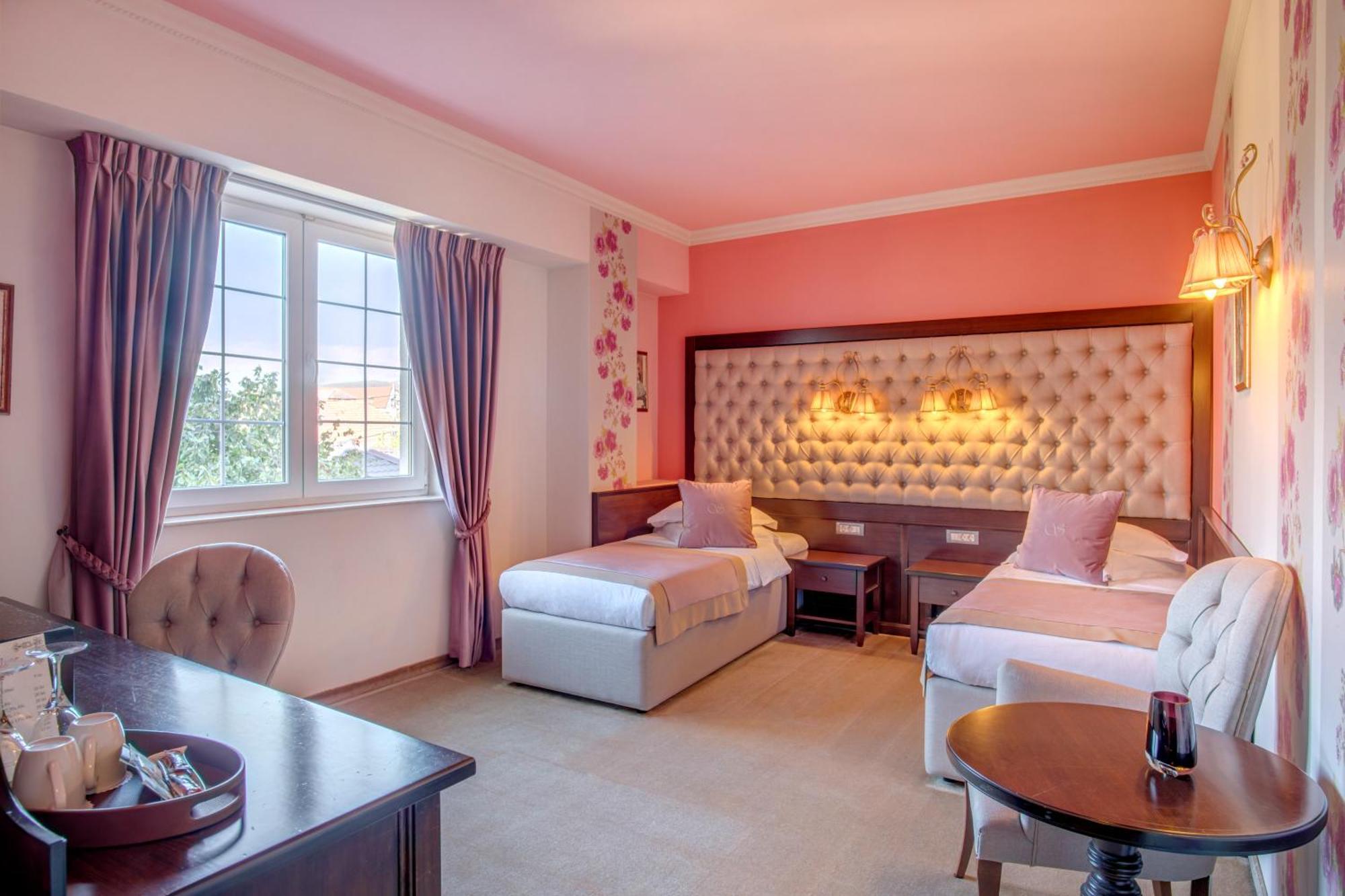 Simfonia Boutique Hotel Рымнику-Вылча Экстерьер фото