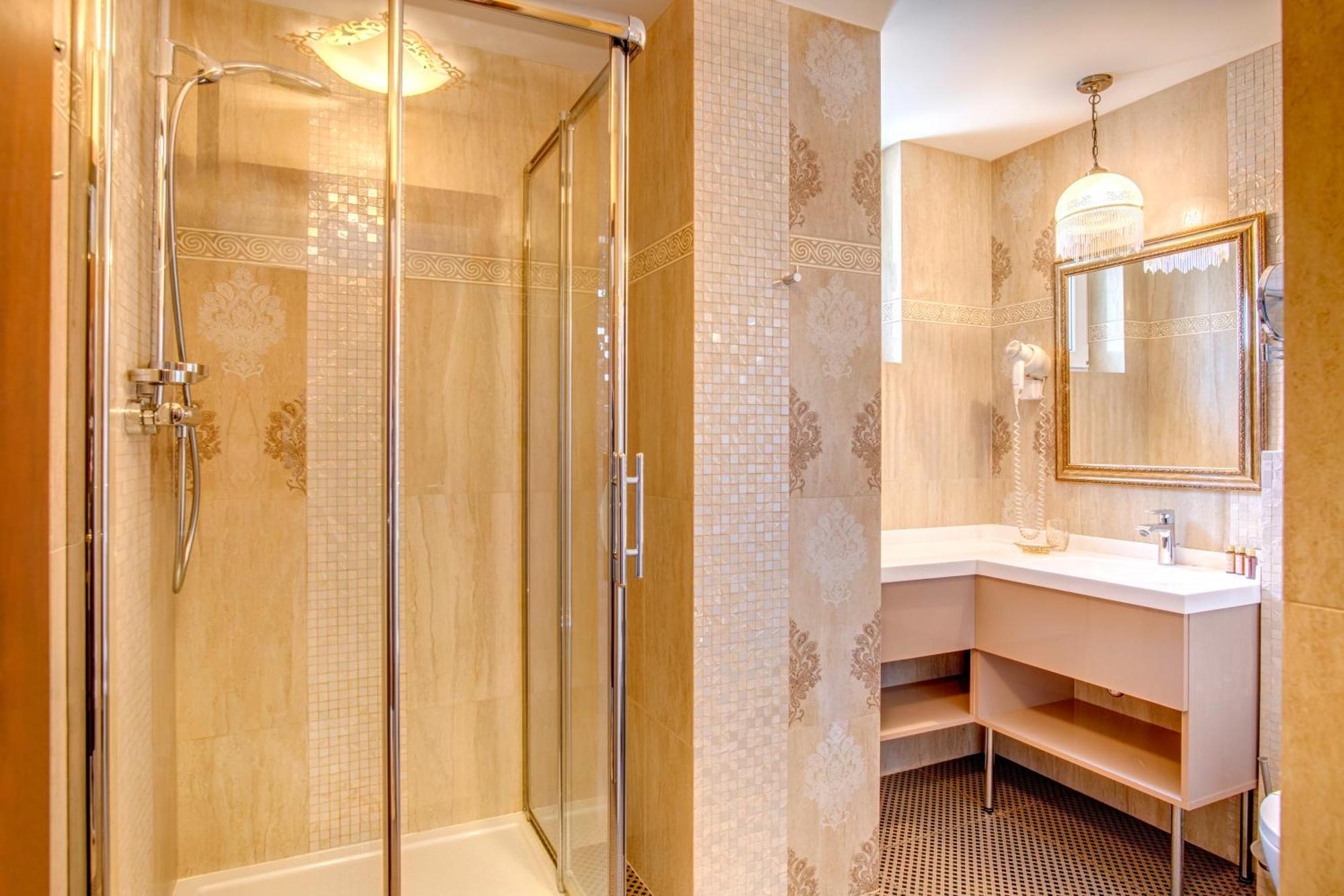 Simfonia Boutique Hotel Рымнику-Вылча Экстерьер фото