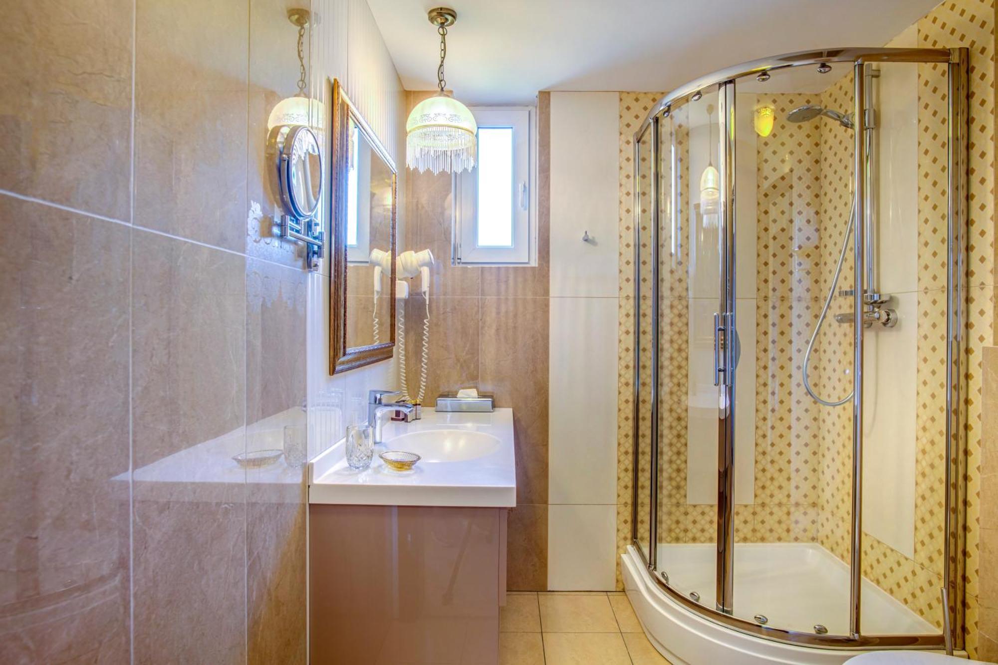 Simfonia Boutique Hotel Рымнику-Вылча Экстерьер фото