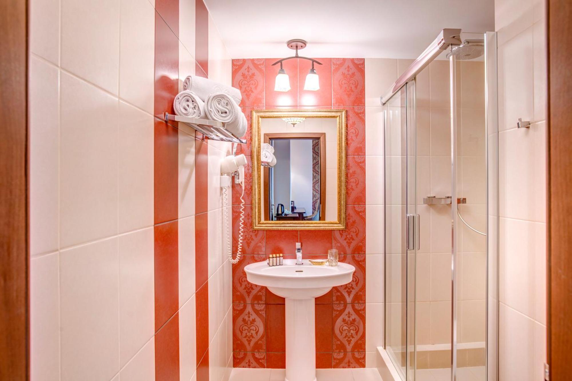 Simfonia Boutique Hotel Рымнику-Вылча Экстерьер фото